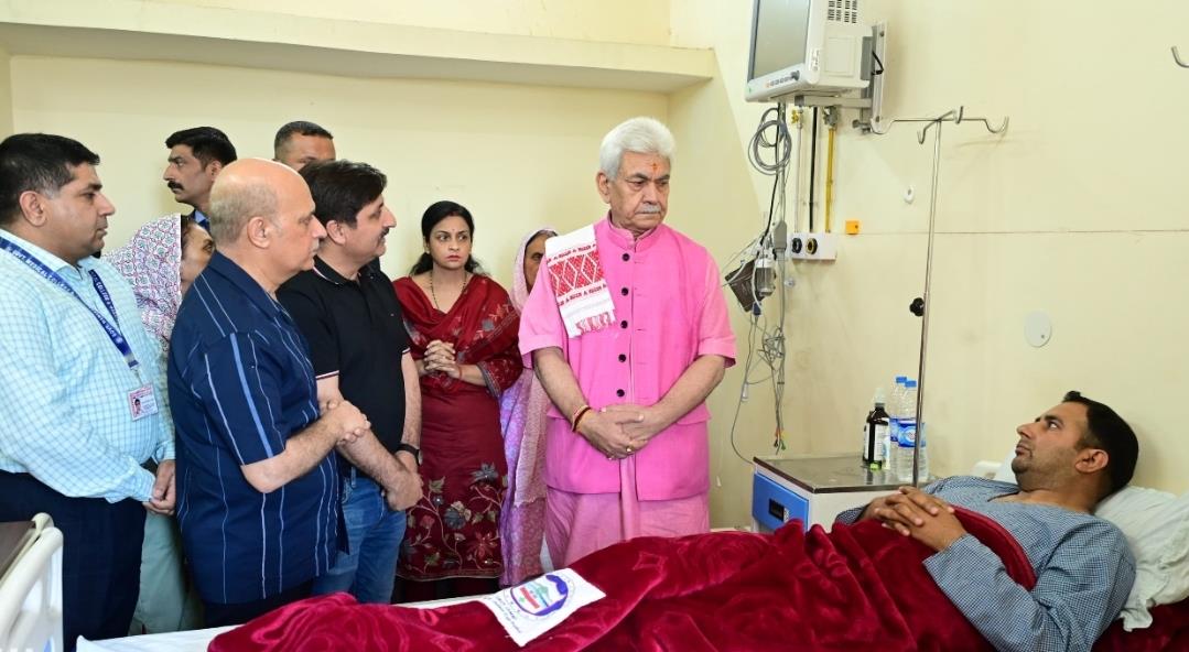 Lieutenant Governor visits GMC Jammu, enquires about the health of Police personnel injured in Kathua