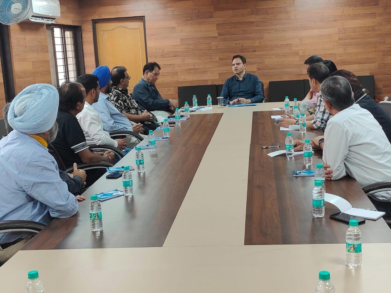 Director Horticulture Visits Azadpur Mandi, Reviews Trade and Market Links