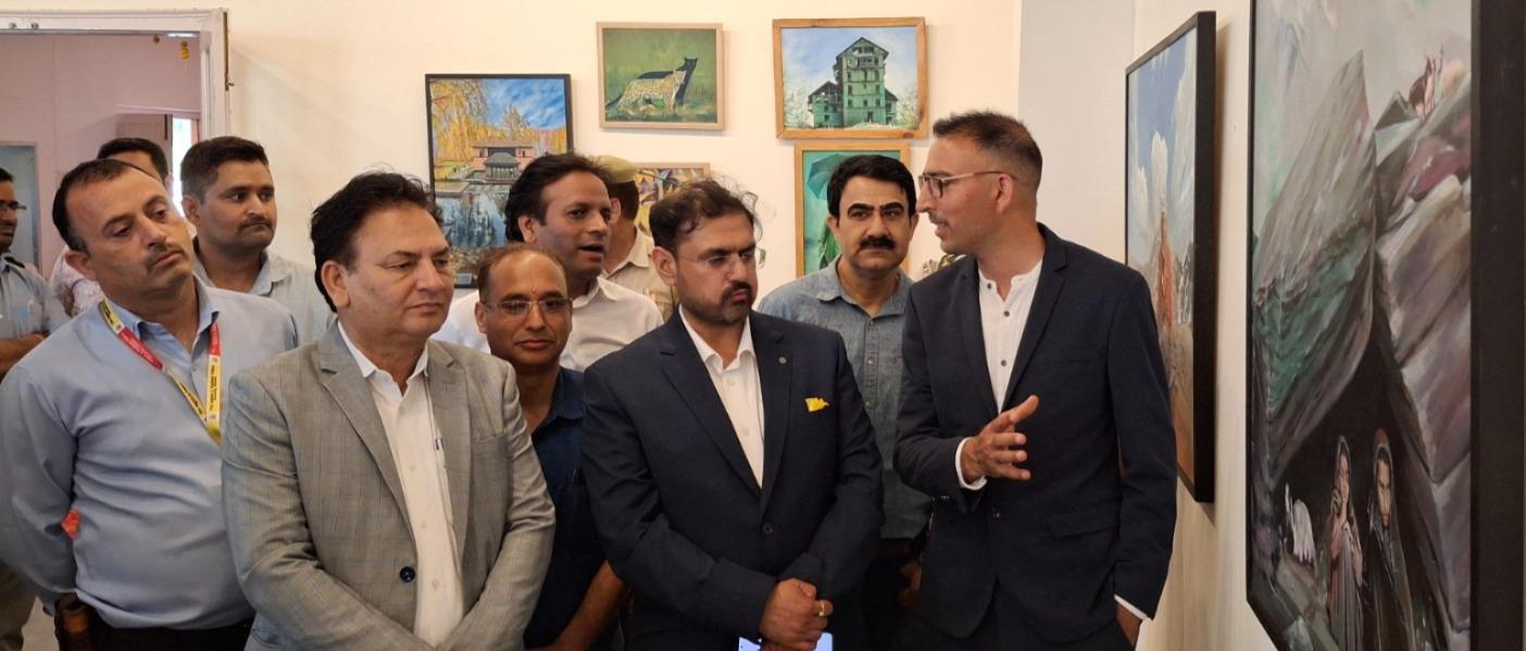 Satish Sharma inaugurates 3 day painting exhibition at Kala Kendra