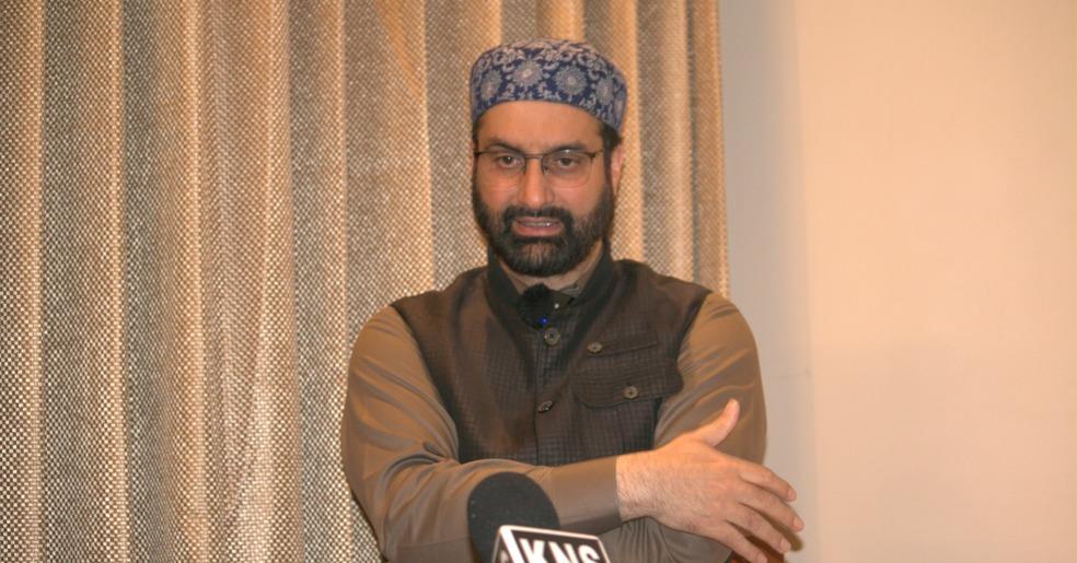 Mirwaiz Umar Farooq Expresses Grief Over Demise of Aga Syed Mohammad Baqir Al-Moosavi