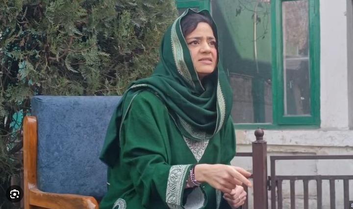Iltija Mufti Visits Bereaved Family of Aga Syed Mohammad Baqir in Budgam, offers condolence