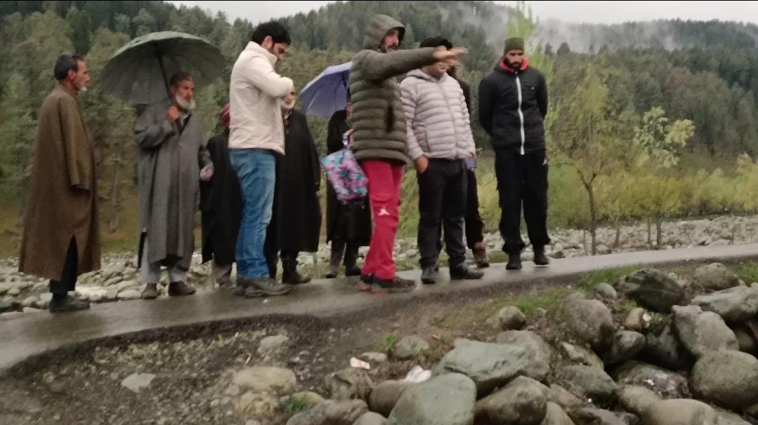 SDM Gulmarg Reviews Flood Preparedness Amid Continuous Rainfall, Visits Flood-Prone Areas and Control Rooms