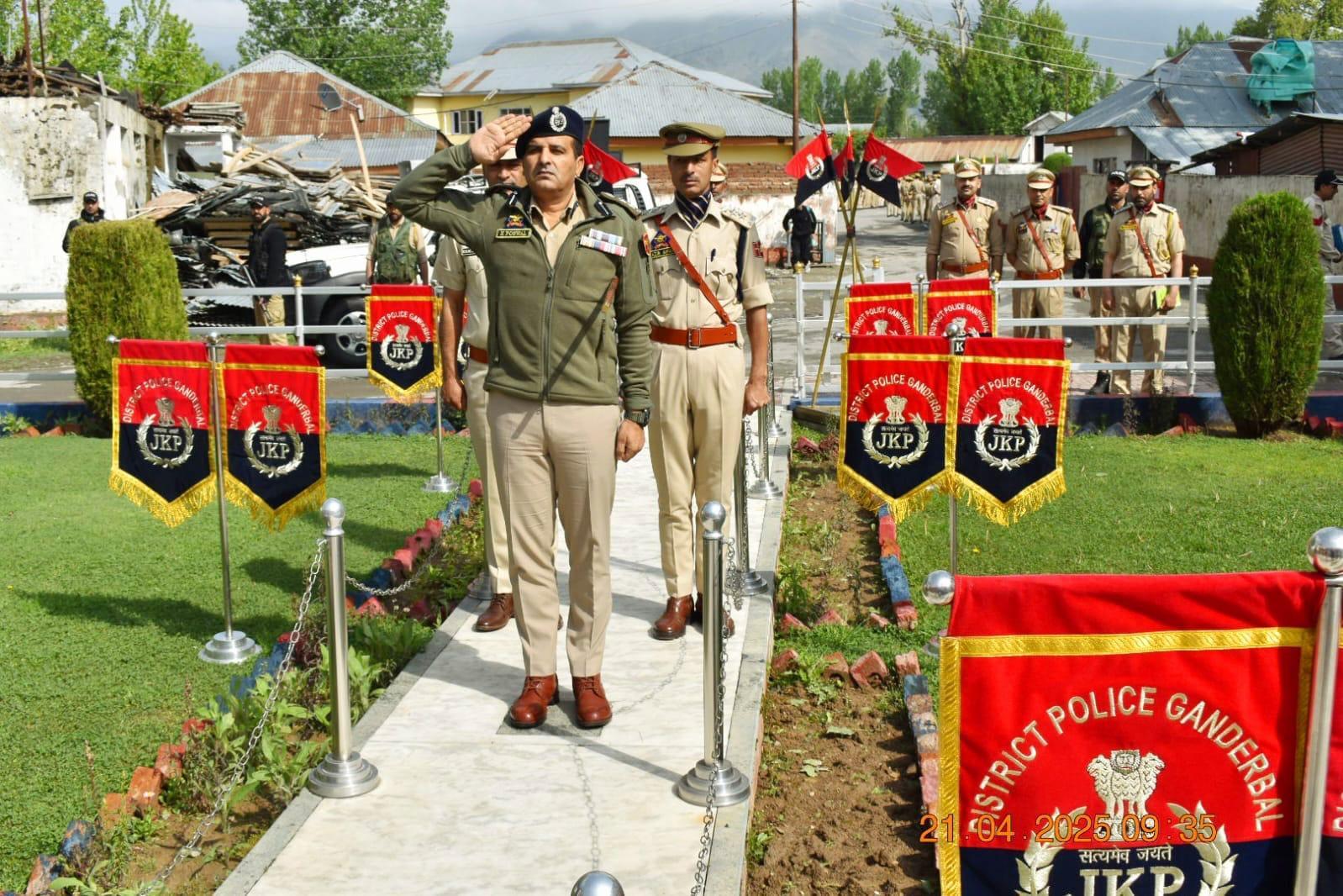 SSP Ganderbal Inspects Monday Parade, Reviews Unit Functioning at DPL Ganderbal
