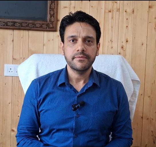 Say No to Brokers: Bandipora Treasury officer urges public for Direct engagement