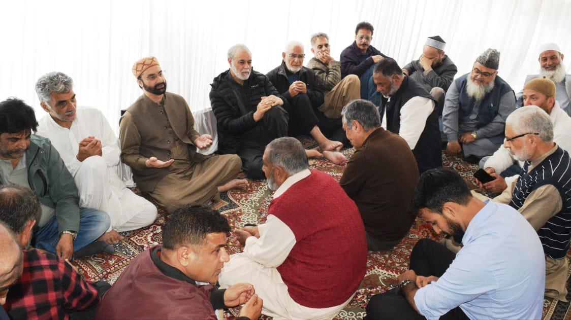 Visits Residence of Late Maulana Mubarak Mubarki to Offer Condolences