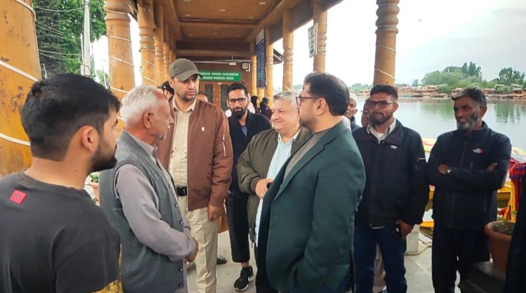 Satish Sharma meets Shikara Owners; assesses their issues