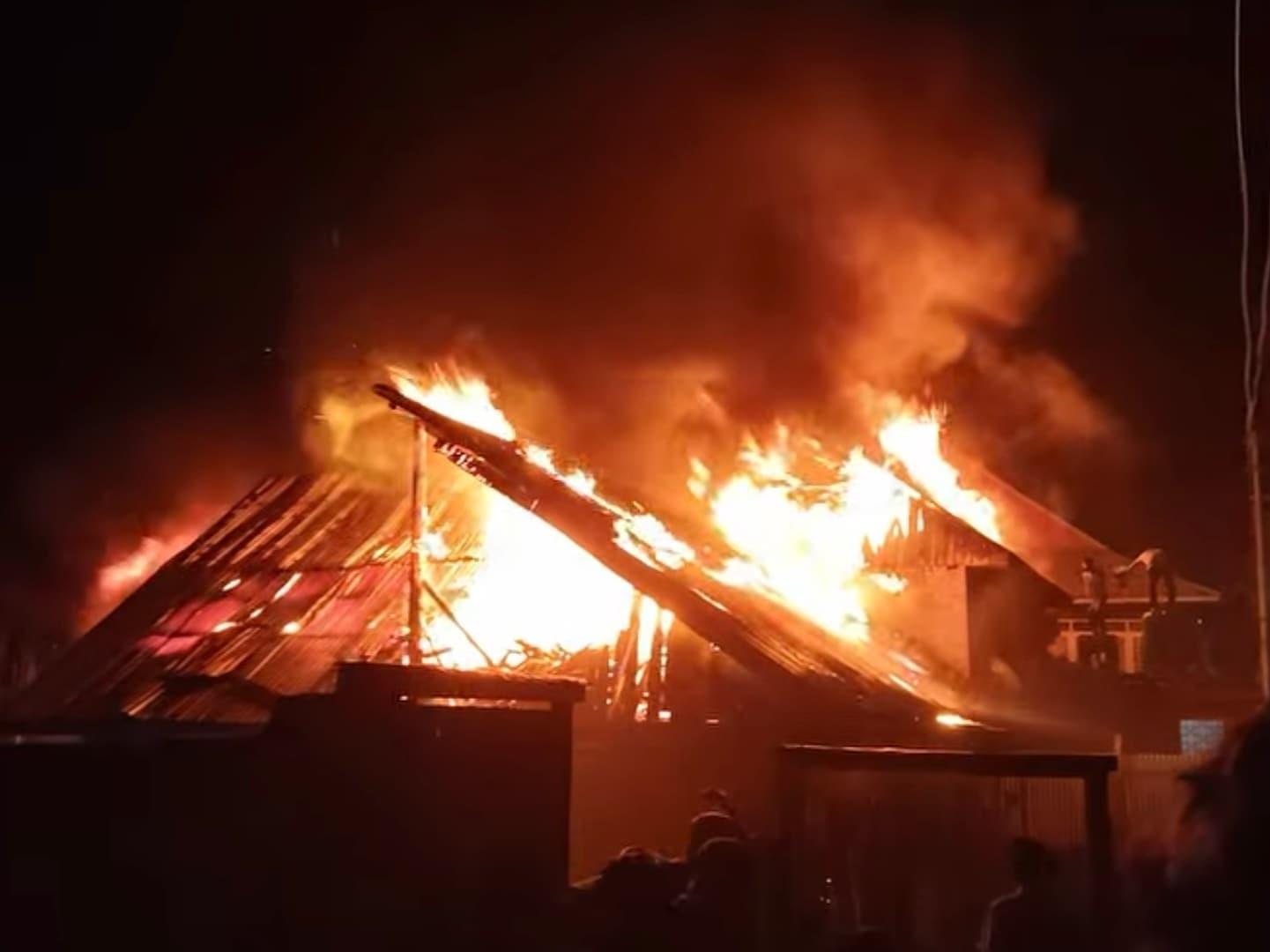Two residential houses gutted in Pakherpora Budgam blaze