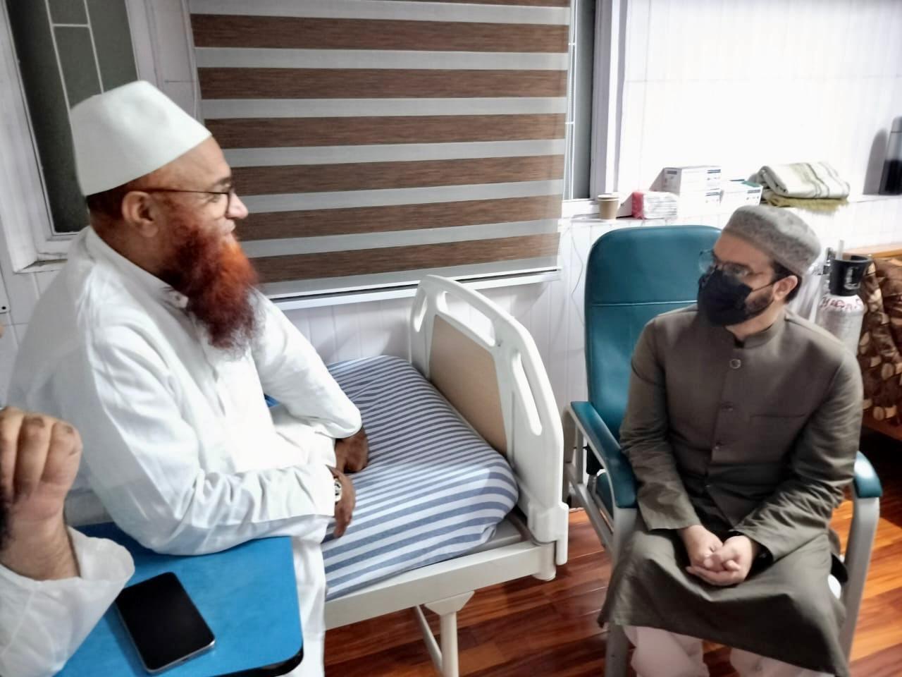 Mirwaiz Visits SKIMS, Prays for Mufti Nazir’s Recovery