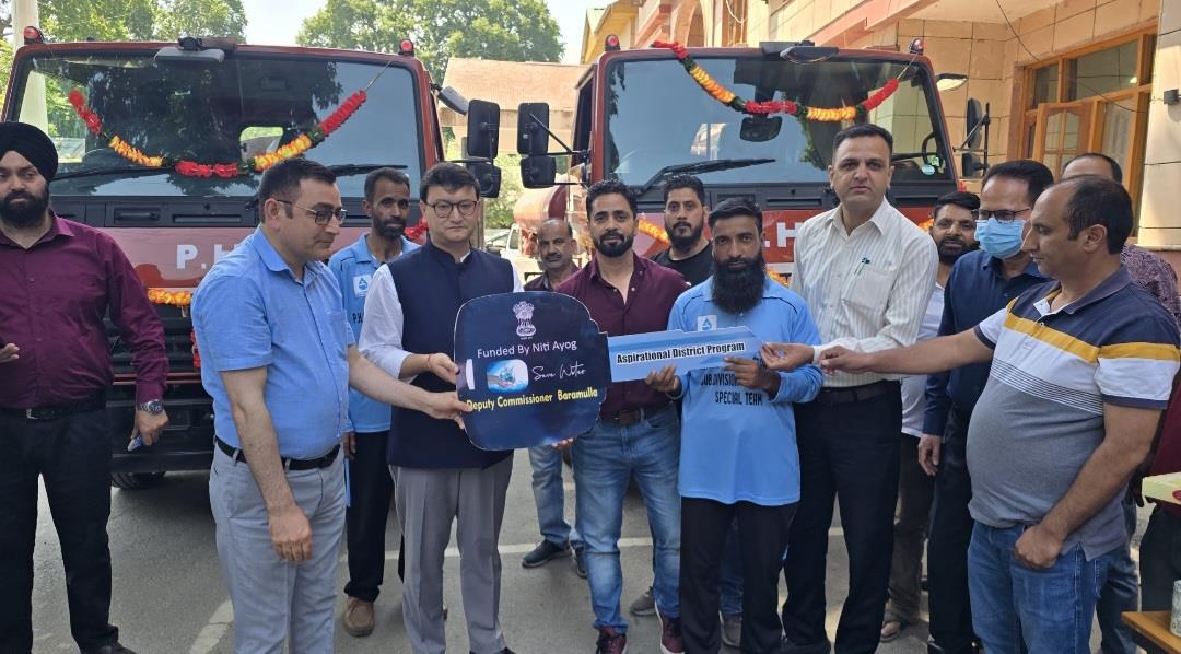 DC B'la Hands Over Two Newly Procured Water Tankers to Jal Shakti Department