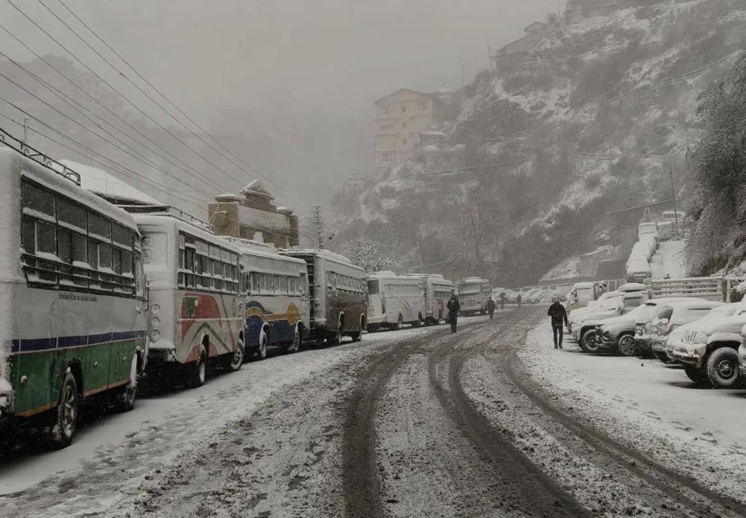 Fresh Snowfall Blocks Jammu-Srinagar Highway, Other Key Routes Closed