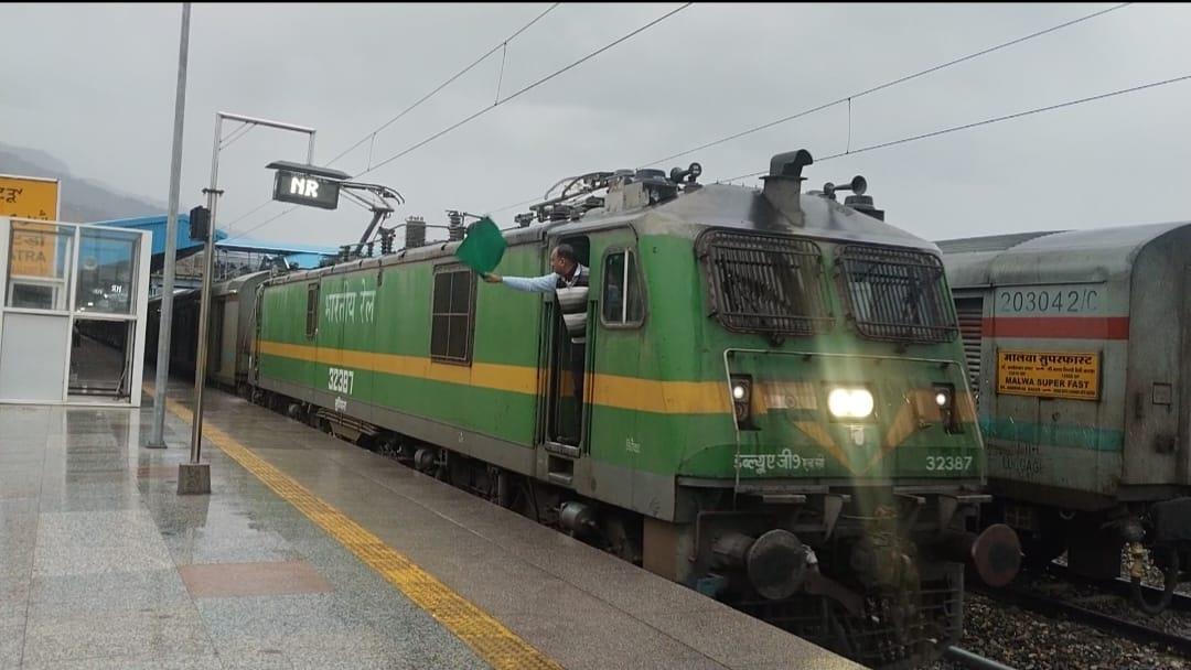 Northern Railway Runs Lifeline Special Train Between Katra and Srinagar Amid Heavy Snowfall