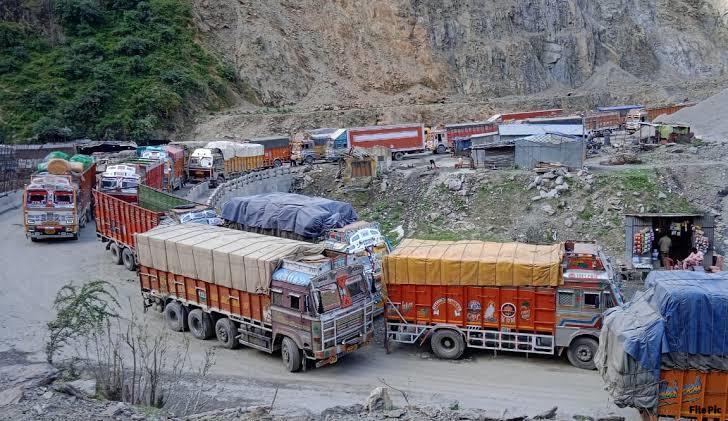 Traffic movement resumes on Jammu-Srinagar highway, flights take off after snow halt