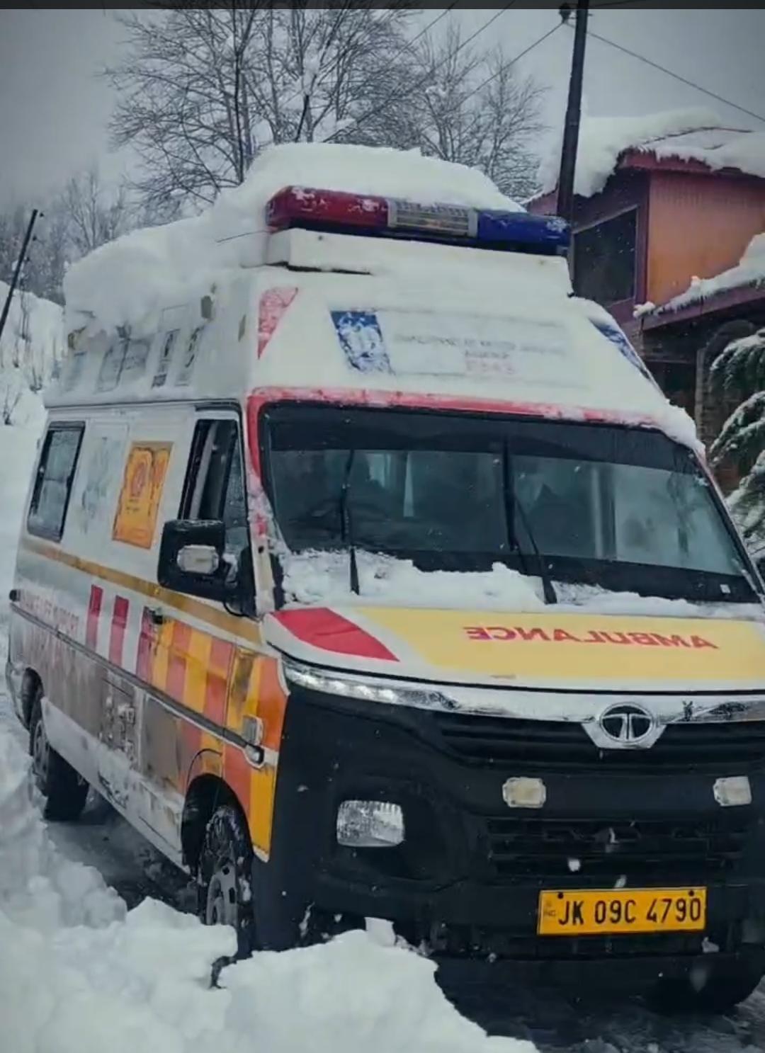 108 JKEMS 4×4 ambulances emerge as lifeline during heavy snowfall across J&K