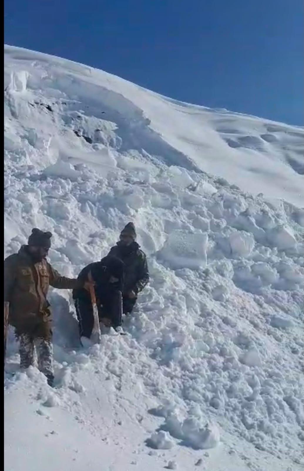 Bandipora Police brave 4-feet snow to save patient in Tulail