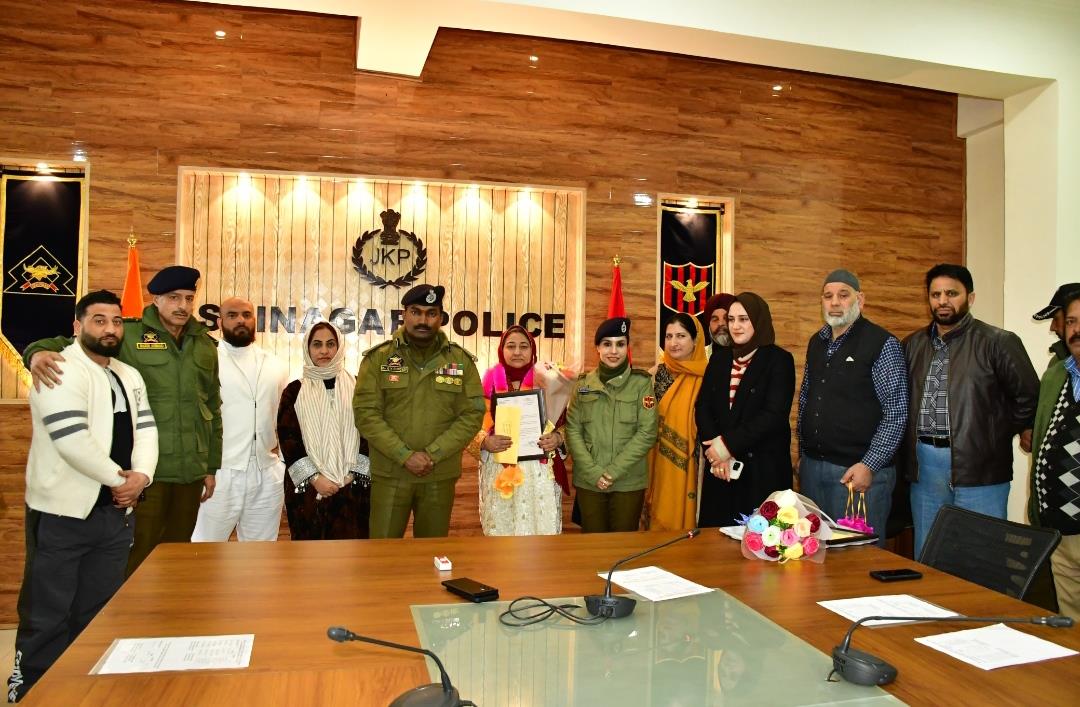 Srinagar Police Accords Warm Send-Off to Retiring Officials