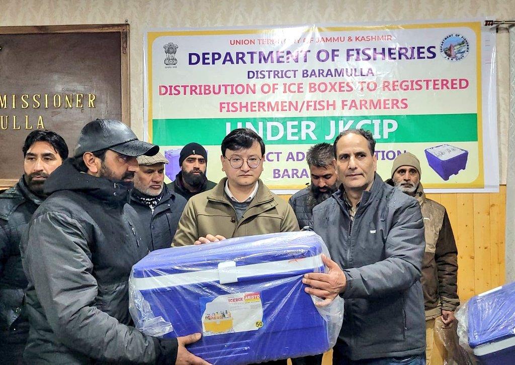 DC Baramulla Distributes Ice Boxes Among Fishermen