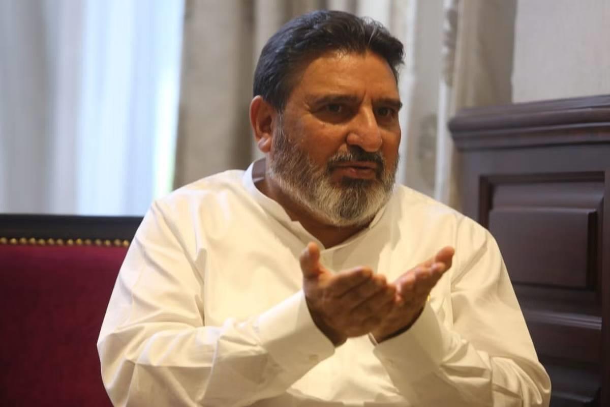 Altaf Bukhari leads delegation to pay condolence visit to party colleague’s residence