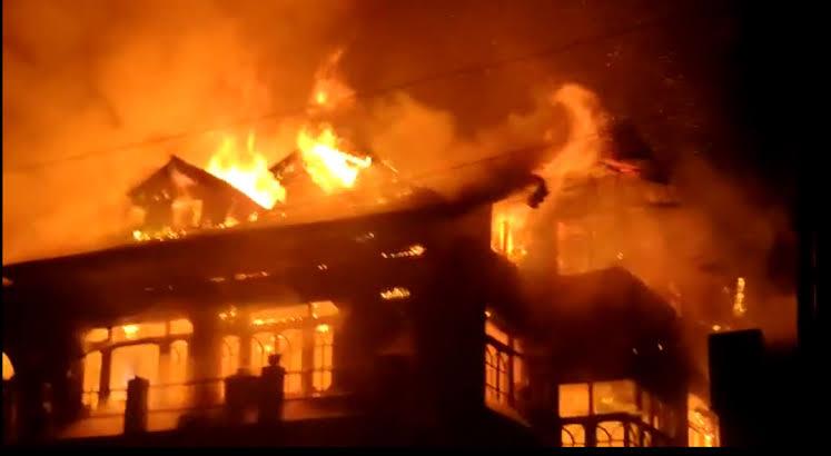 Srinagar blaze damages six houses, three injured