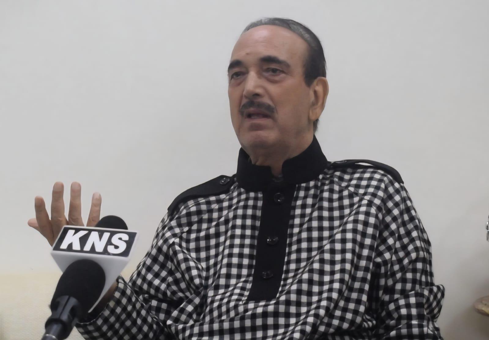 Ghulam Nabi Azad pays tribute to former Kargil Minister Qamar Ali Akhoon