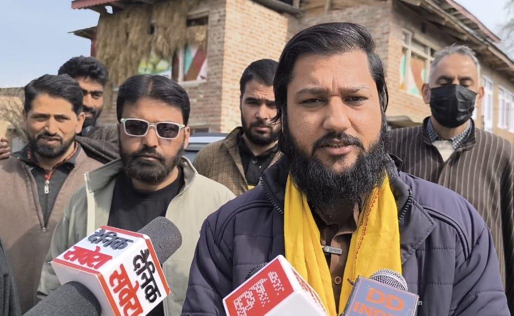 Vivek Bali seeks reopening of Aharbal in Kulgam