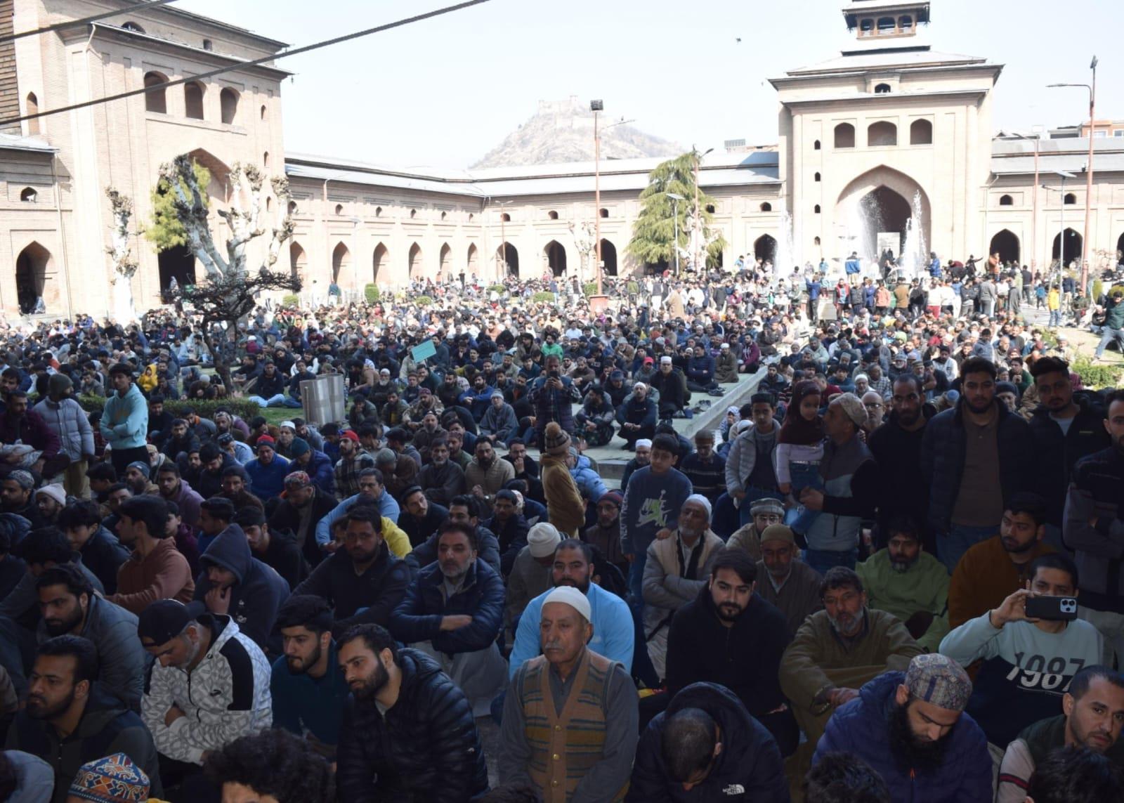 Thousands, offer first Friday prayers of Ramazan at Jamia Masjid Srinagar