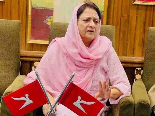 Shameema Firdous visit fire victims in Habbakadal constituency