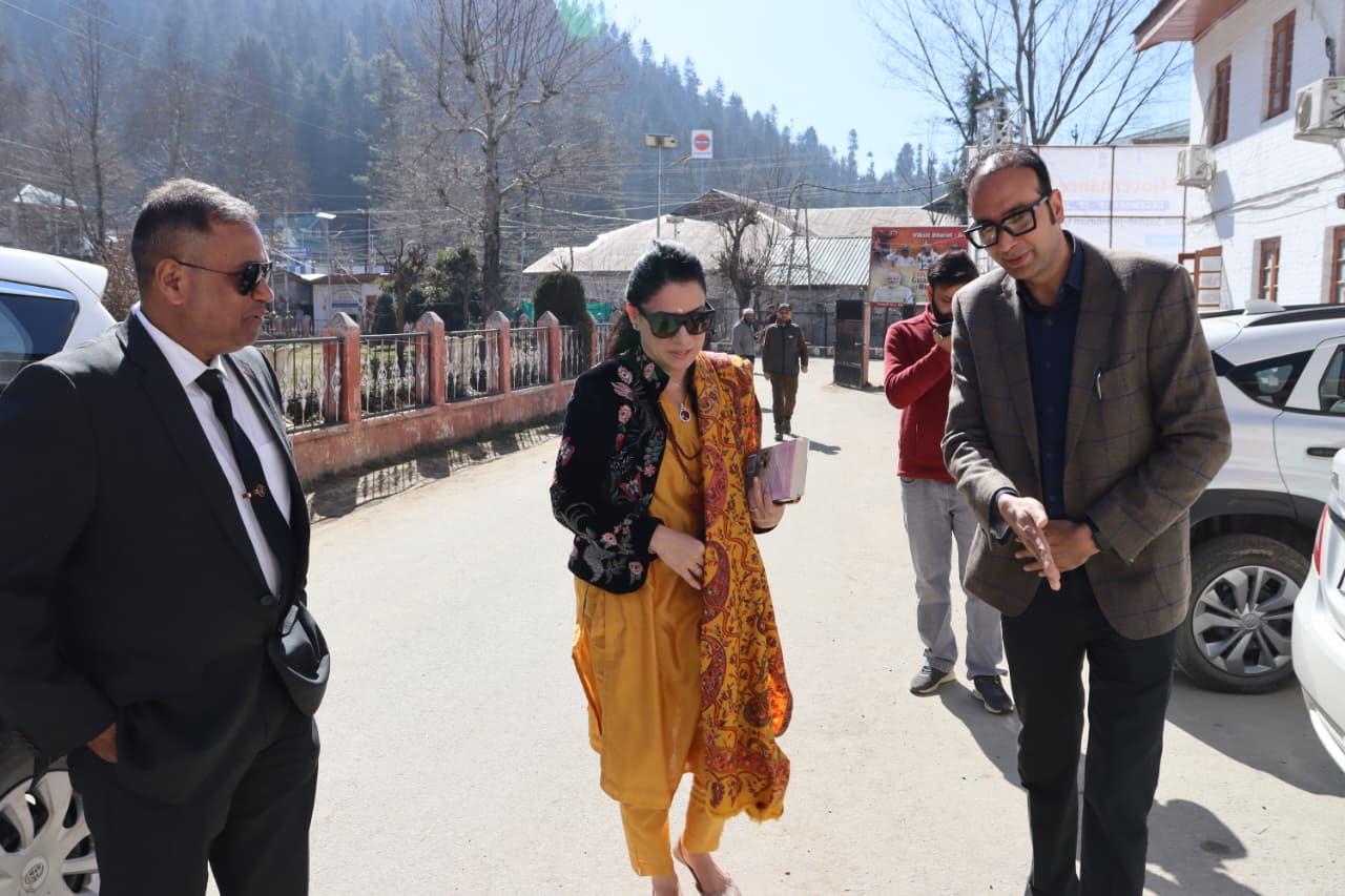 Rouble Nagi Visits LoC Village, Announces Computer Centre
