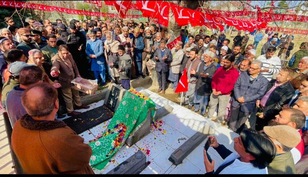 Farooq, Omar Pay Homage to Sheikh Nazir Ahmad