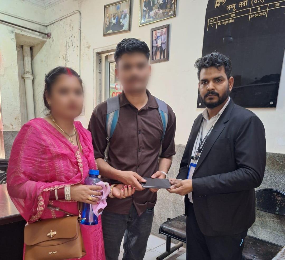 Northern Railway Staff in Jammu Return Lost Mobile Phone, Win Hearts