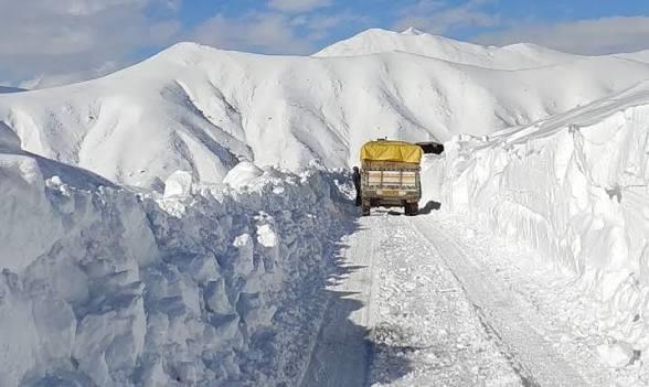 Snowfall at Razdan Top Forces Closure of Bandipora–Gurez Road; Traffic Suspended Till Further Orders