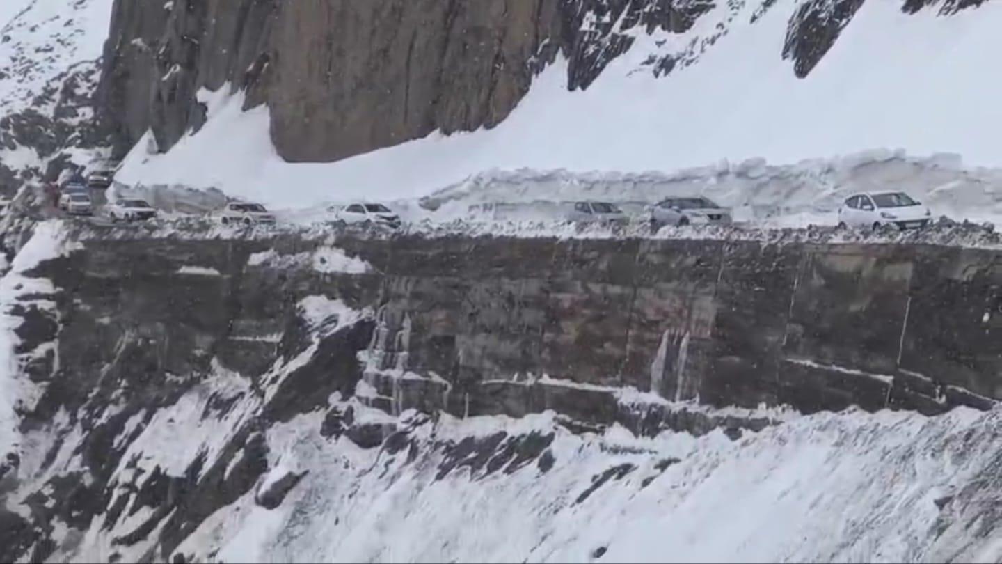 Snowfall shuts Srinagar–Kargil highway