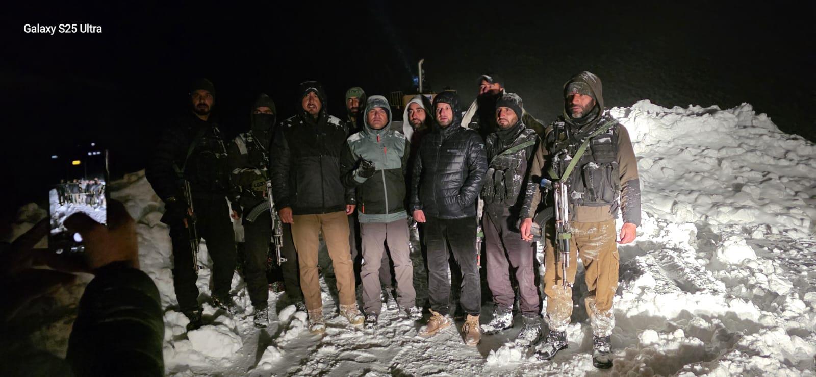 Over 220 passengers rescued after snow traps 31 vehicles at J&K's Sinthan Top