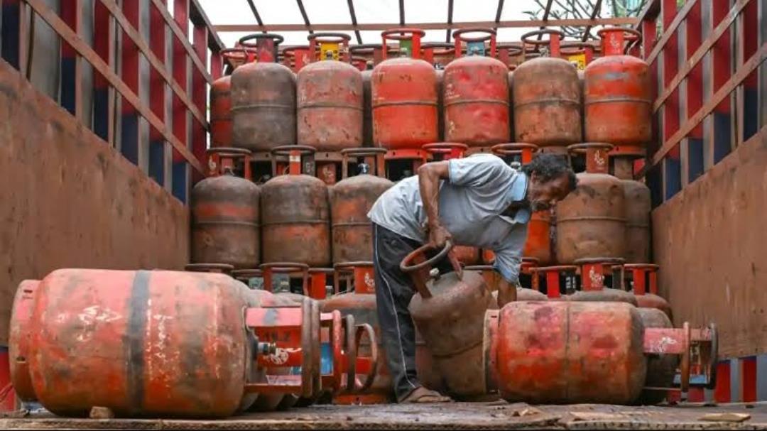 Baramulla admin orders strict monitoring of LPG distribution, warns of action against hoarders