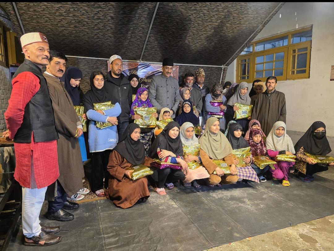 Army Spreads Love, Shares Iftar Meals With Orphan Children at Pattan