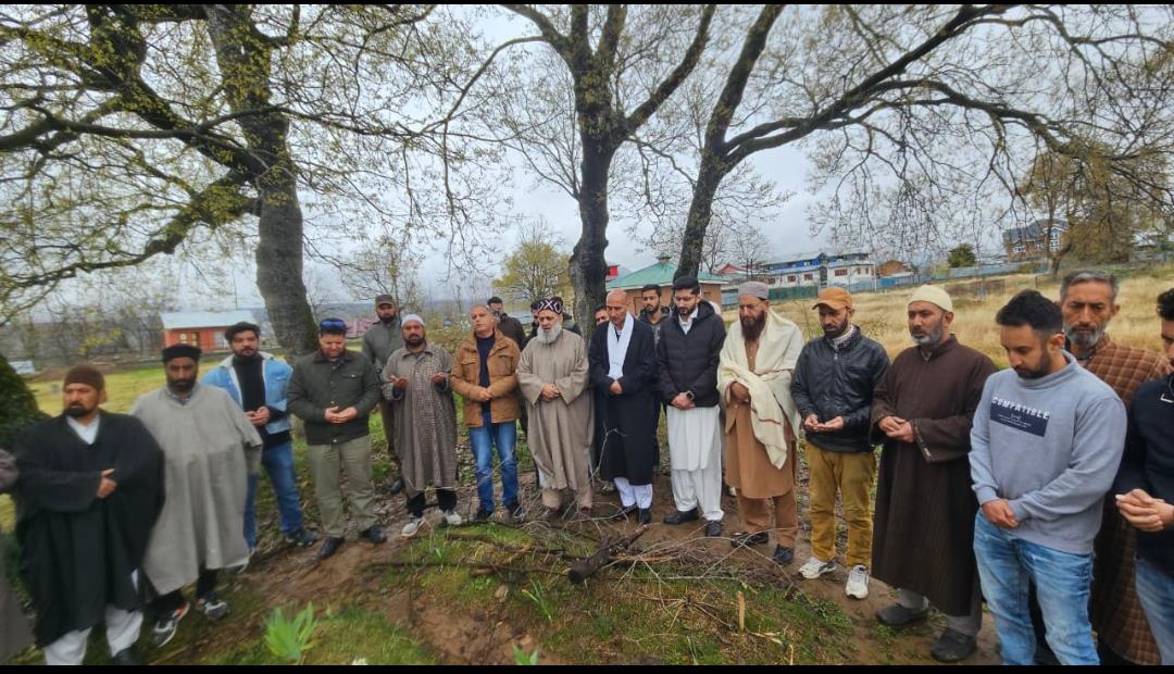 Tributes paid to Shujaat Bukhari at ancestral home