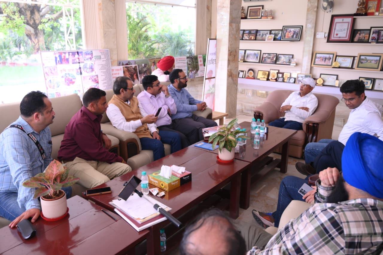 Jammu Media Delegation Visits Jute Centre in Lucknow, Meets Farmer in Barabanki