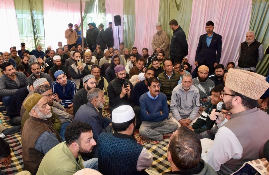 Mirwaiz Visits Sopore, Condoles Demise of Veteran Leader Ghulam Nabi Zaki