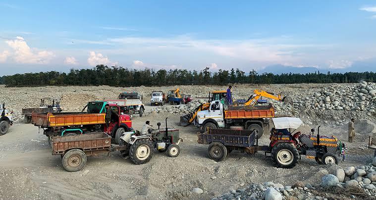 Illegal sand mining continues despite ban in Kashmir