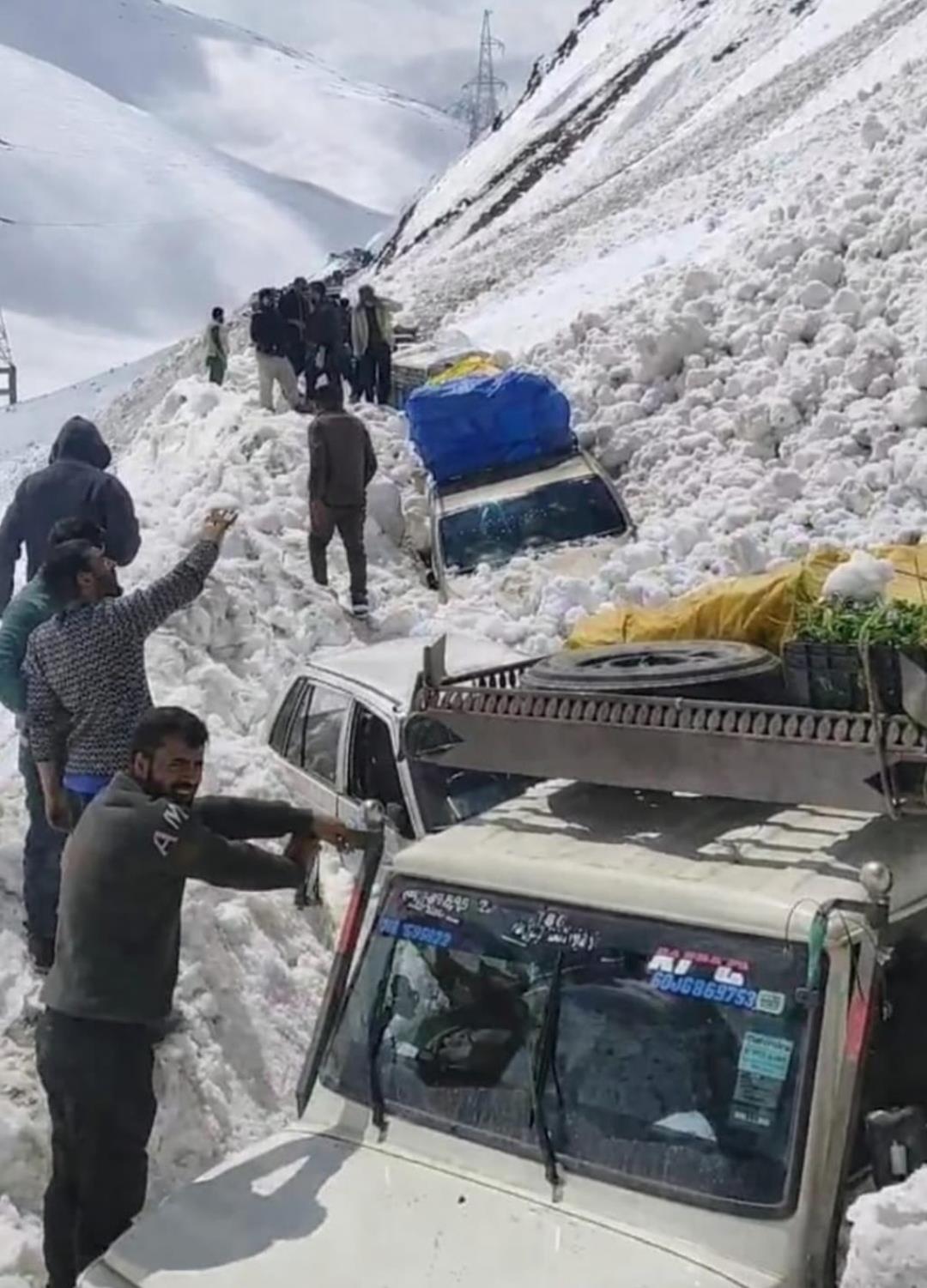 Avalanche on Zojila Pass leaves 3 dead, 4 injured