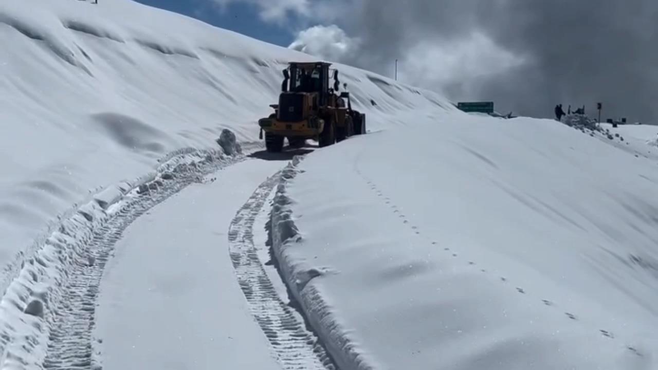 85-km Bandipora–Gurez Road Closed Amid Fresh Snowfall
