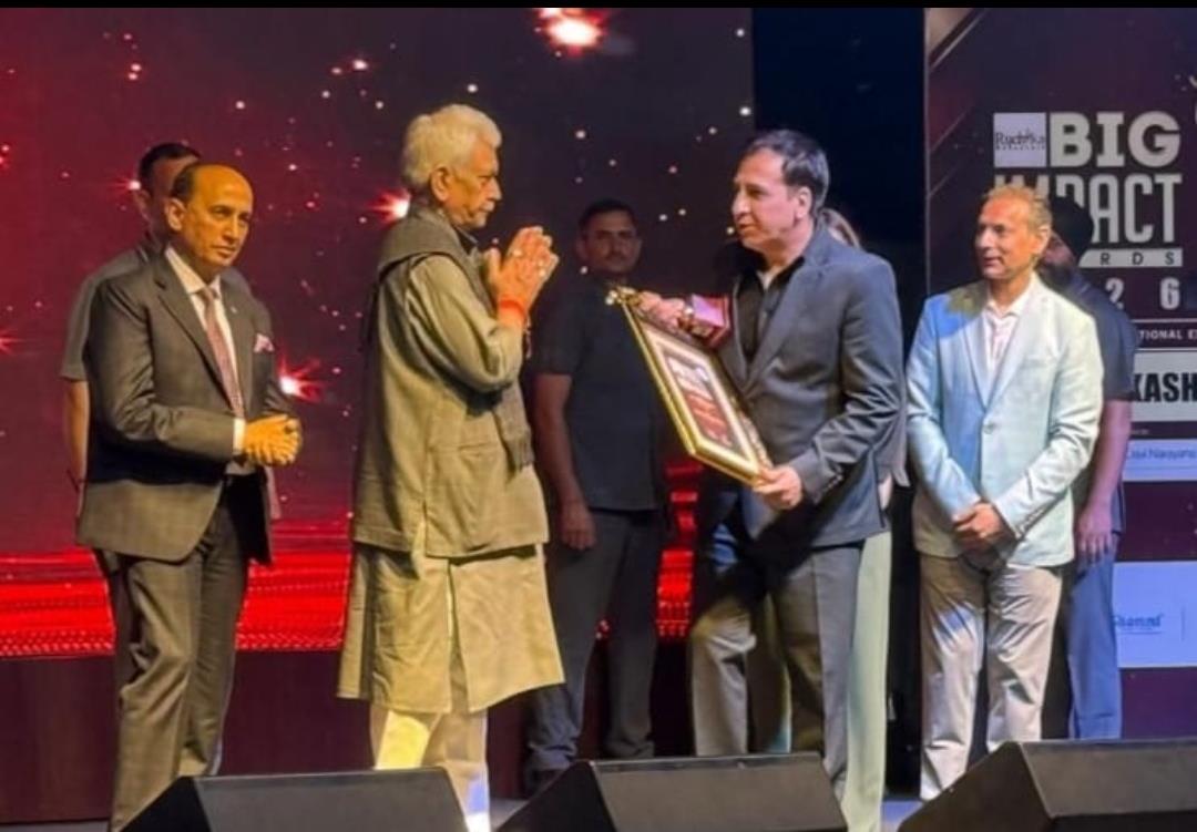 LG Sinha honours Dr Imran Muzaffar for Florence Hospital’s superspeciality care in J&K