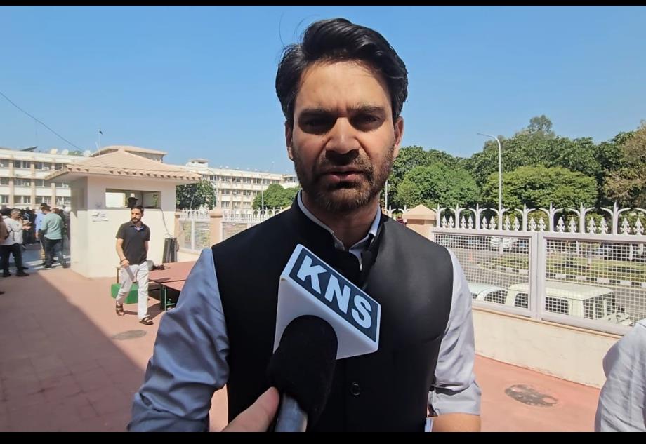 Daily Wagers’ Regularisation Humanitarian Issue, Not Just Employment Matter: MLA Pulwama