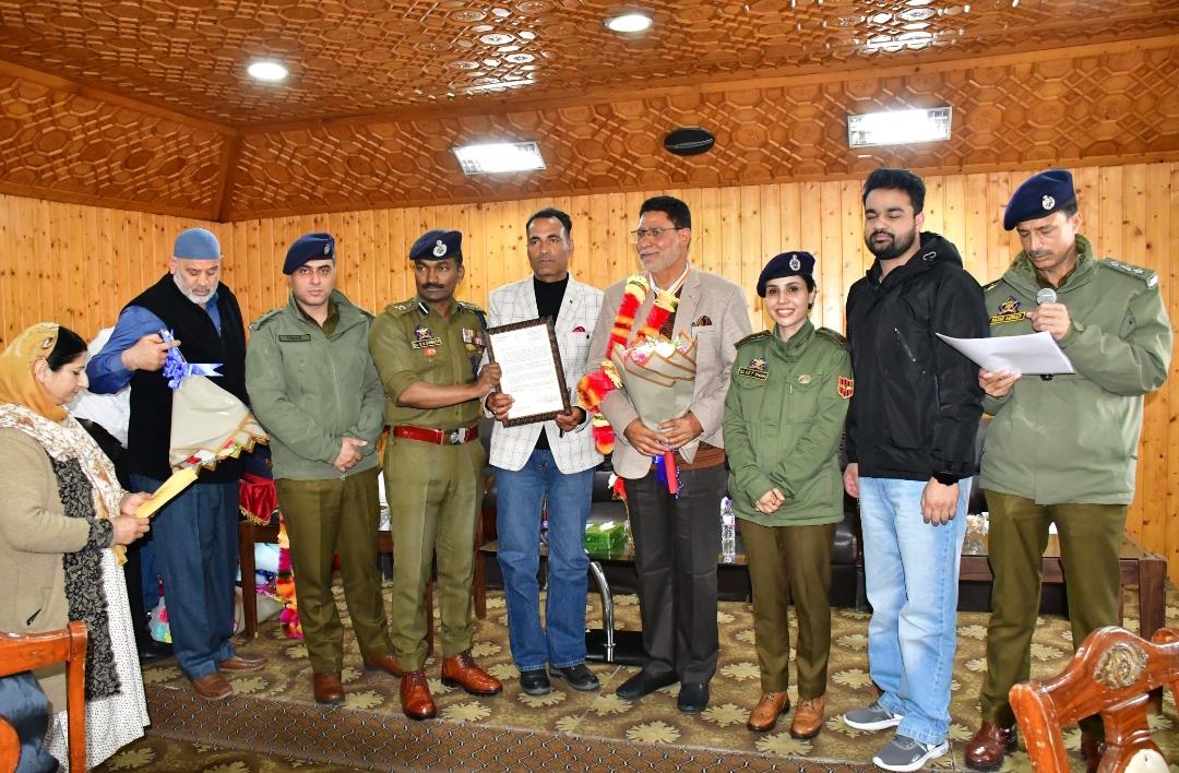 Srinagar Police Accord Warm Send-Off to Retiring Officers