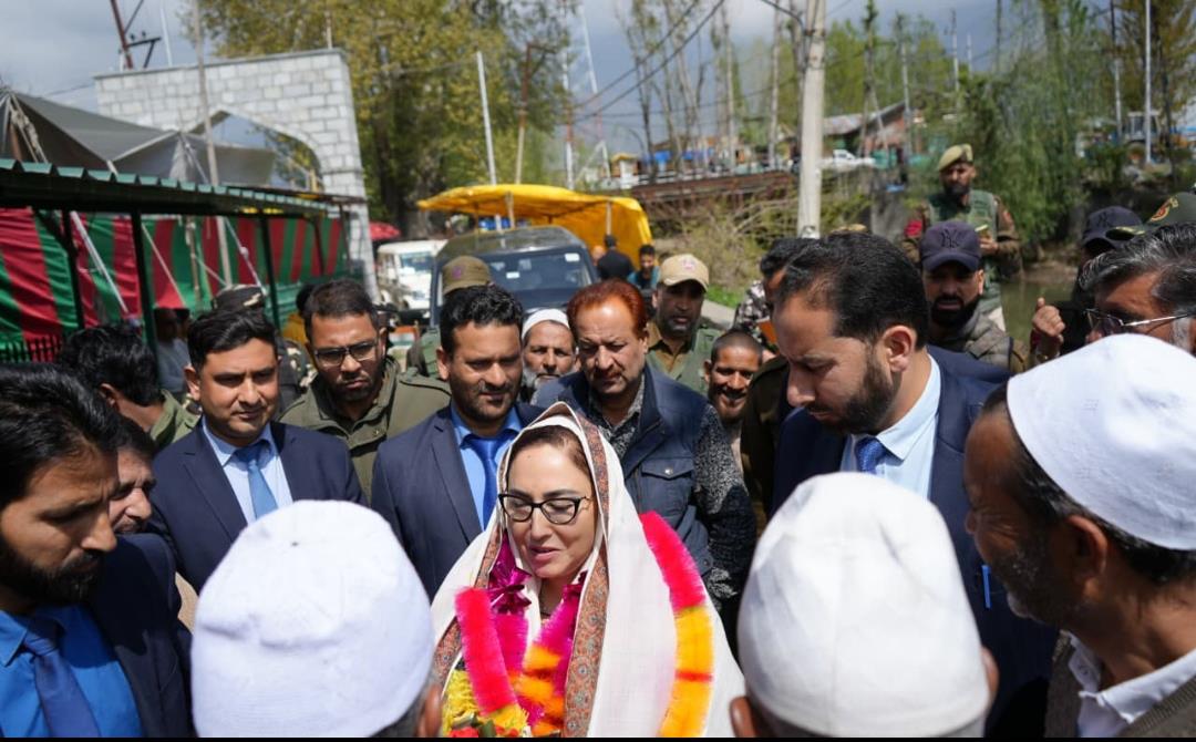 Dr Darakhshan pays obeisance at Bara Sadaat Shrine