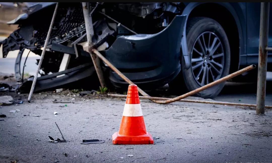 Driver dead, 2 injured as school van turns turtle near Lal Chowk
