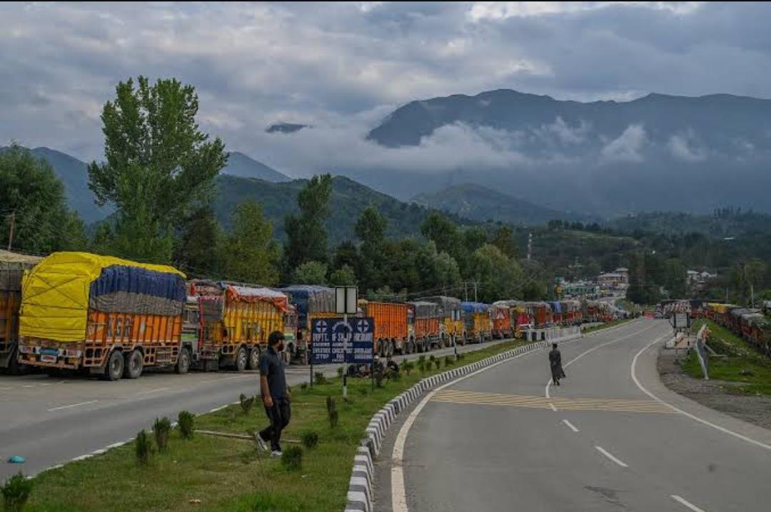 Traffic resumes in regulated manner on Jammu-Srinagar national highway