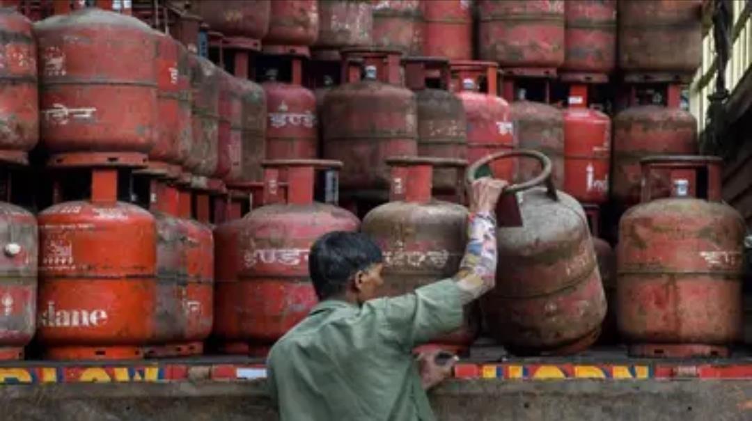 Centre doubles daily quota of 5-kg free LPG cylinders for migrant labourers