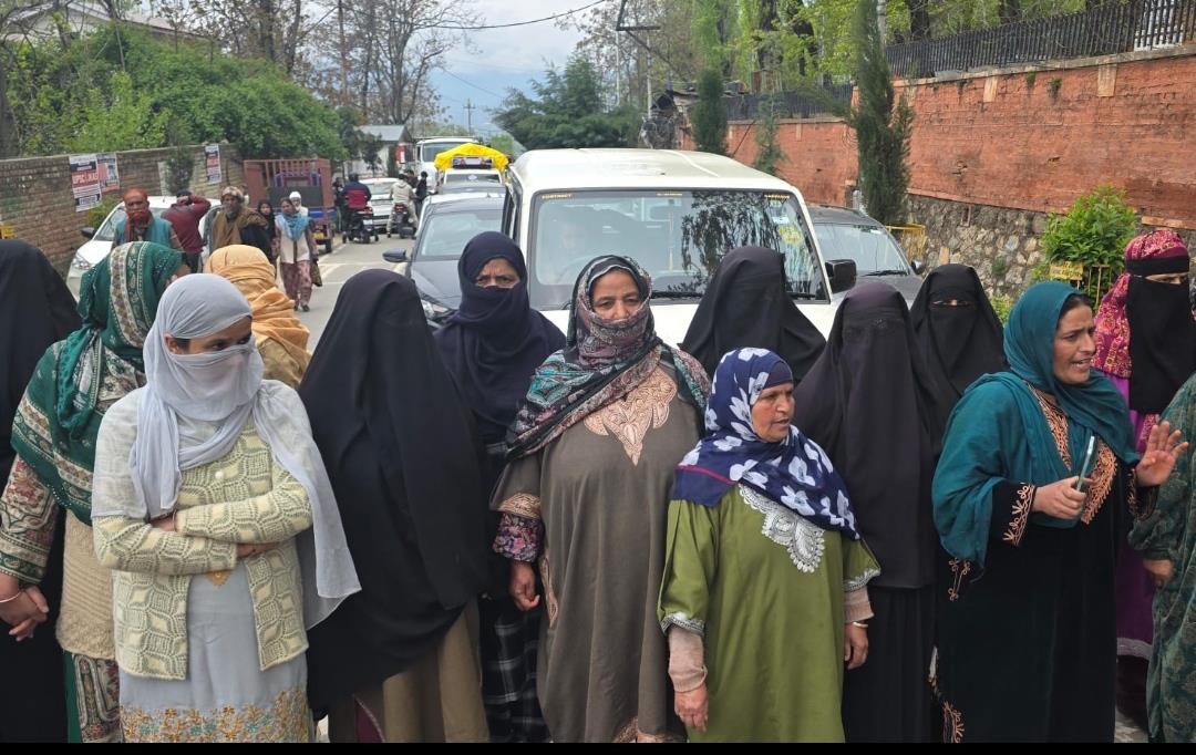 Midday Meal Cooks Protest in Bandipora, Demand Regularisation and Wage Hike