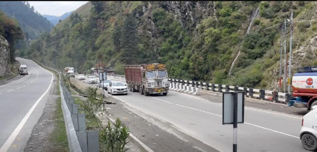 Traffic restored on Jammu-Srinagar NH after landslide clearance