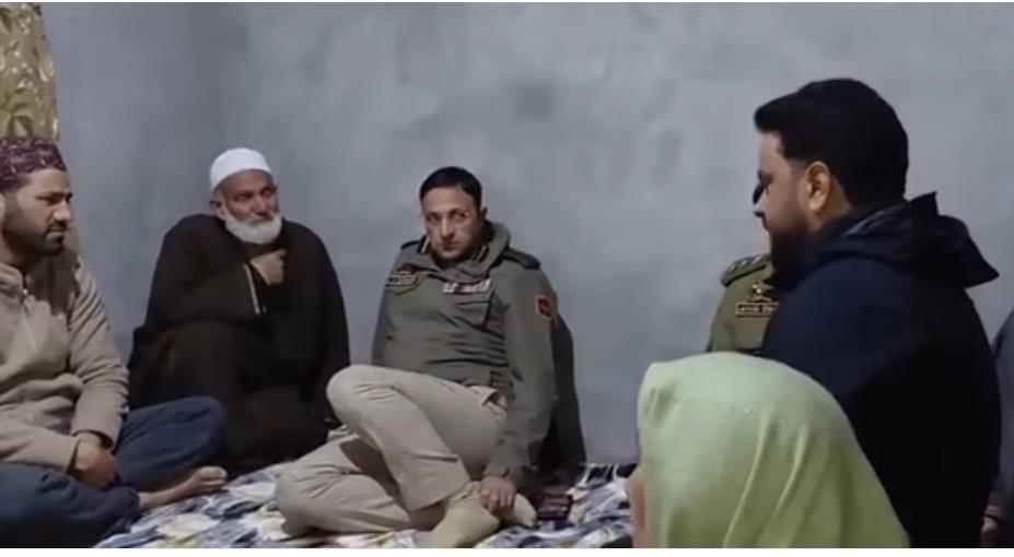 SSP Bandipora visits family of SPO killed in accident